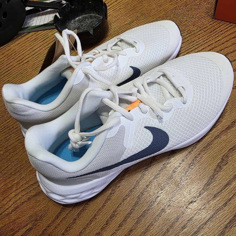 Nike Revolution 6 Kids'  7y/8.5w White and Blue Athletic Shoes